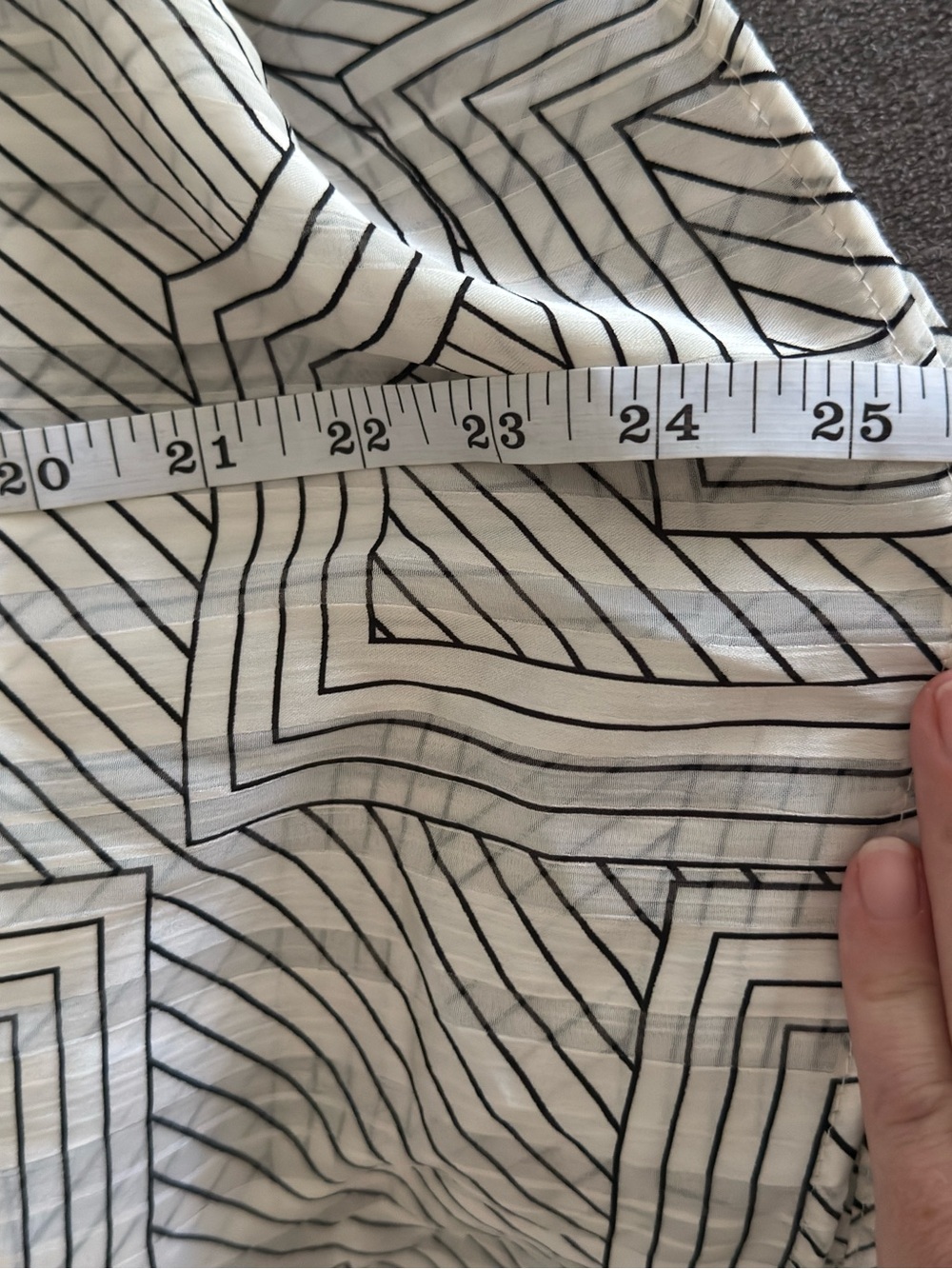H&M Black and White STAND-UP COLLAR BLOUSE Geometric Design Fall Size large - Picture 8 of 9